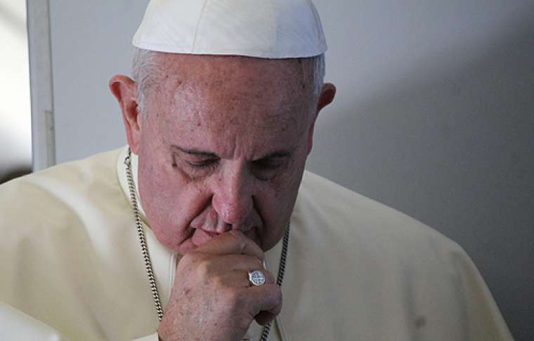 Pope_Francis_prays_with_journalists_on_the_papal_flight_en_route_to_South_Korea_August_14_2014_Credit_Alan_Holdren_CNA_CNA_8_14_14