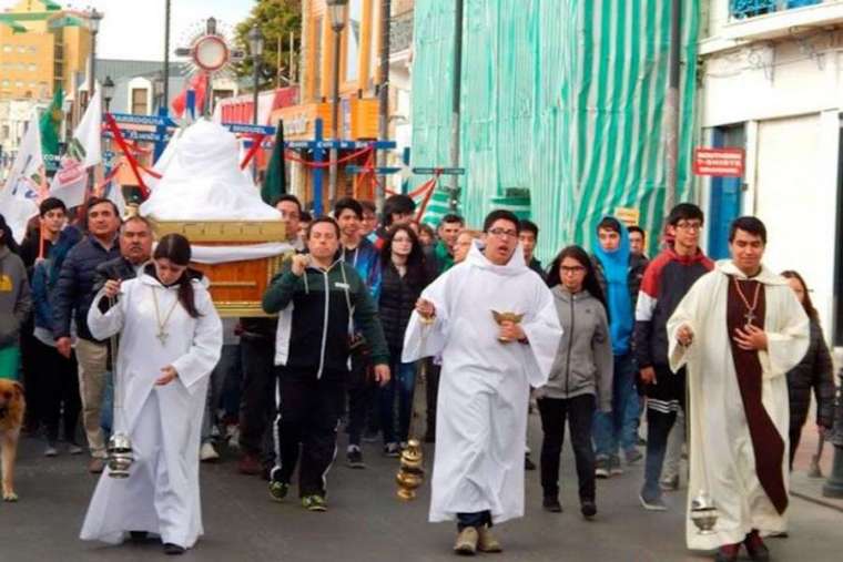 Procession_to_commemorate_the_first_Mass_in_Chile_Credit_Diocese_of_Punta_Arenas_