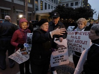 20181112T1923-0418-CNS-ABUSE-BISHOPS-PROTESTERS c