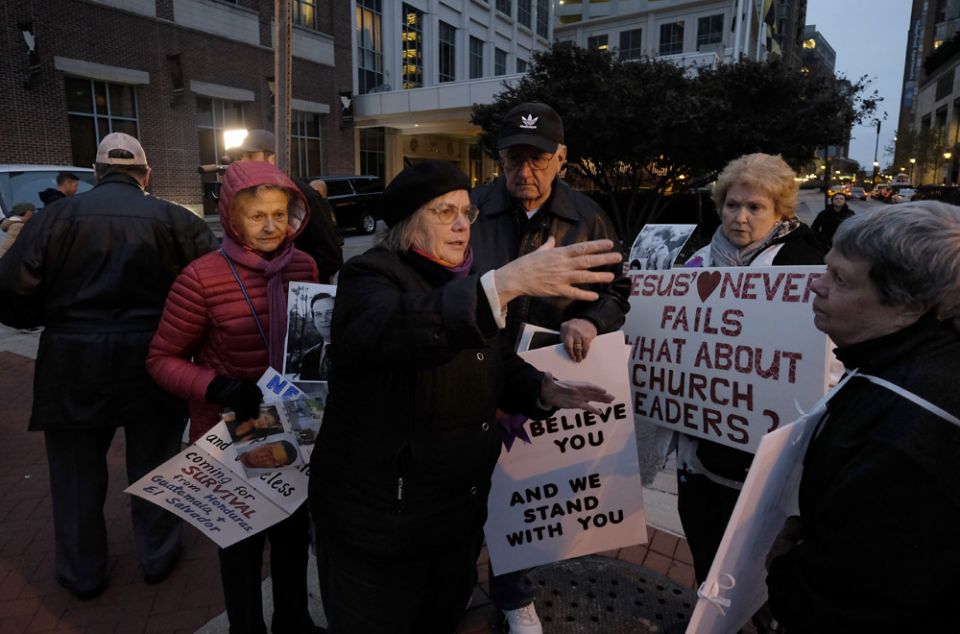 20181112T1923-0418-CNS-ABUSE-BISHOPS-PROTESTERS c