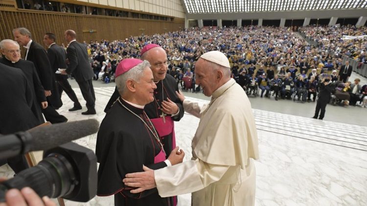 ĐTC tiếp kiến 6500 tín hữu hành hương nam Italia (Vatican Media)