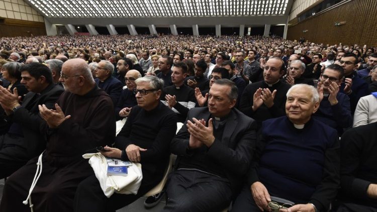 ĐTC tiếp kiến 6500 tín hữu hành hương nam Italia (Vatican Media)