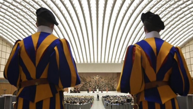 20181205 Pope Francis arrives in the Paul VI Hall for Wedneday's General Audience 1