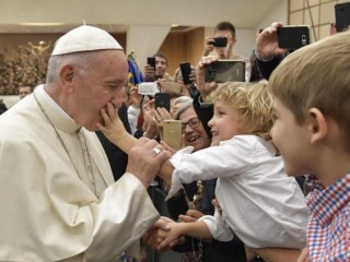 20181205 Pope Francis arrives in the Paul VI Hall for Wedneday's General Audience 10