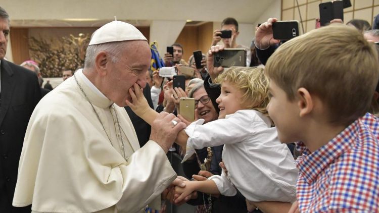 20181205 Pope Francis arrives in the Paul VI Hall for Wedneday's General Audience 10