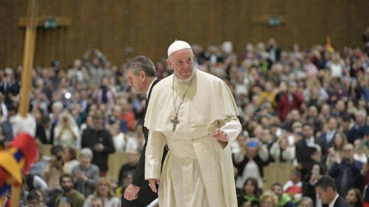 20181205 Pope Francis arrives in the Paul VI Hall for Wedneday's General Audience 11