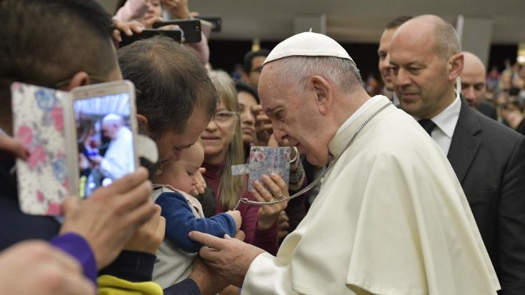 20181205 Pope Francis arrives in the Paul VI Hall for Wedneday's General Audience 12