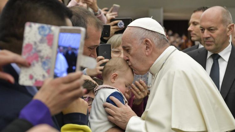 20181205 Pope Francis arrives in the Paul VI Hall for Wedneday's General Audience 2