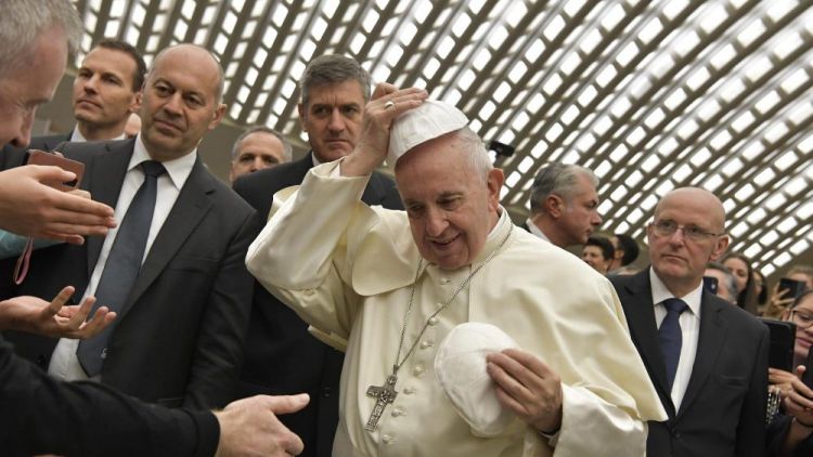20181205 Pope Francis arrives in the Paul VI Hall for Wedneday's General Audience 3