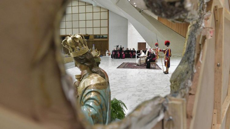 20181205 Pope Francis arrives in the Paul VI Hall for Wedneday's General Audience 4