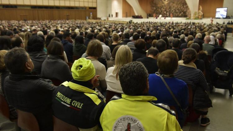 20181205 Pope Francis arrives in the Paul VI Hall for Wedneday's General Audience 5