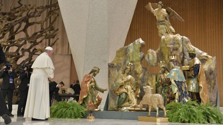20181205 Pope Francis arrives in the Paul VI Hall for Wedneday's General Audience 7