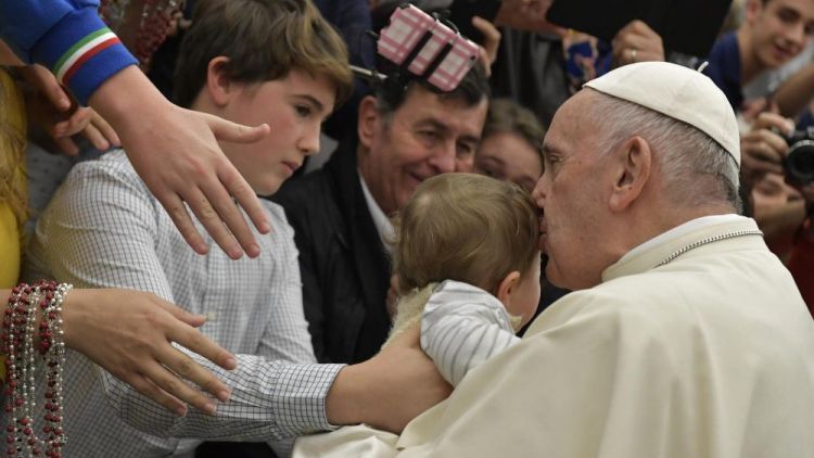 20181205 Pope Francis arrives in the Paul VI Hall for Wedneday's General Audience 8