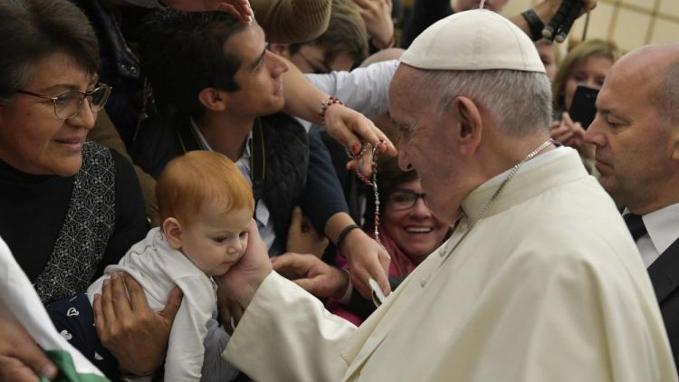 20181205 Pope Francis arrives in the Paul VI Hall for Wedneday's General Audience 9