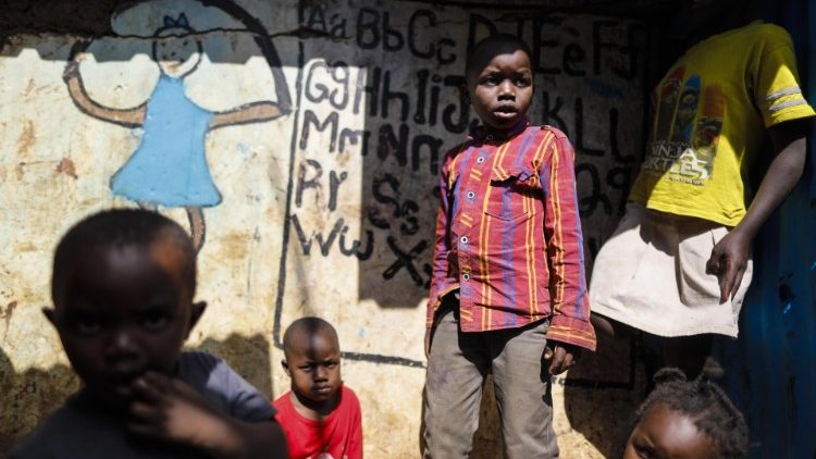 Trẻ em tại một khu ổ chuột  (ANSA)