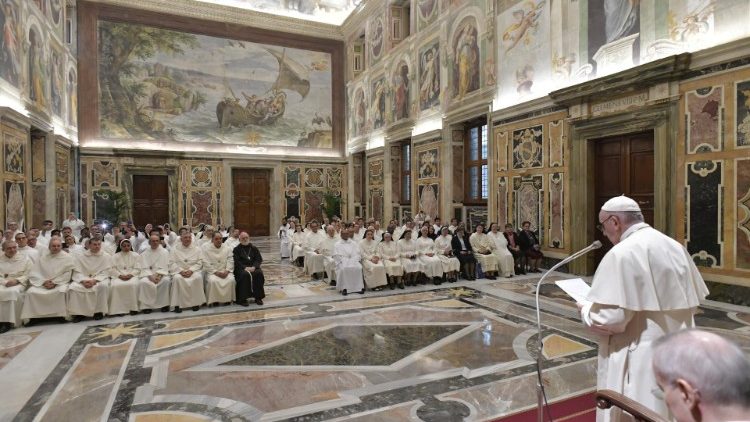 ĐTC tiếp kiến 120 tu sĩ dòng Đức Bà chuộc kẻ làm tôi (Vatican Media)
