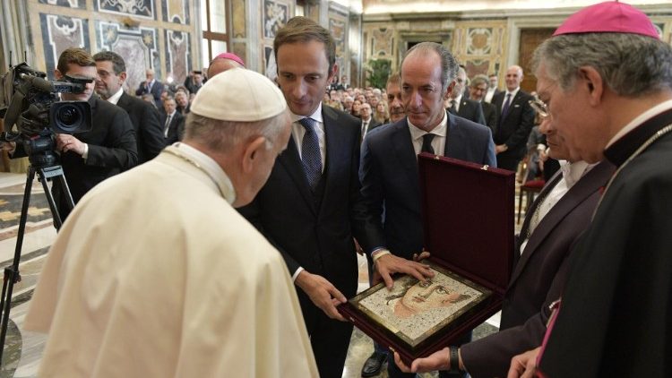 20181207 Pope with donors of the St Peters Square Tree and Nativity Scene (1)