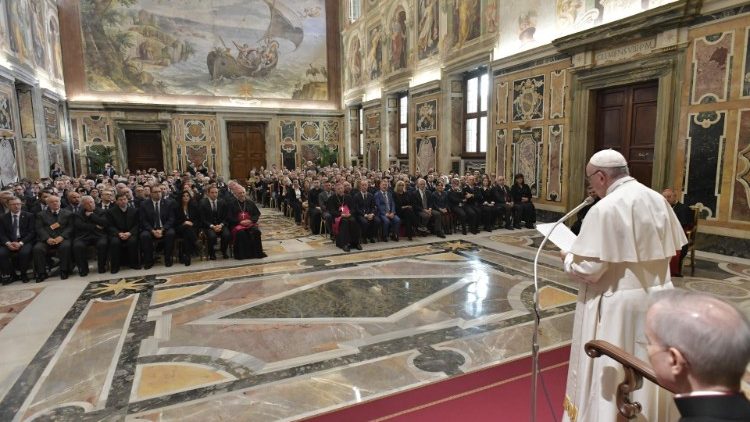 20181207 Pope with donors of the St Peters Square Tree and Nativity Scene (2)