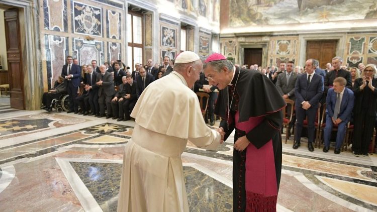 20181207 Pope with donors of the St Peters Square Tree and Nativity Scene (3)