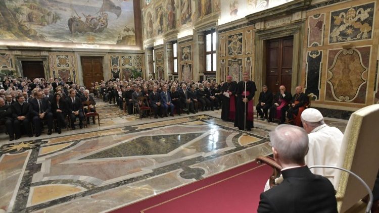 20181207 Pope with donors of the St Peters Square Tree and Nativity Scene (4)