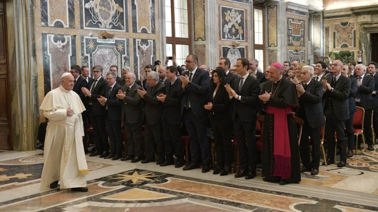 20181207 Pope with donors of the St Peters Square Tree and Nativity Scene (6)