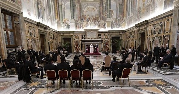 ĐTC tiếp kiến 8 tân Đại Sứ cạnh Tòa Thánh  (Vatican Media)