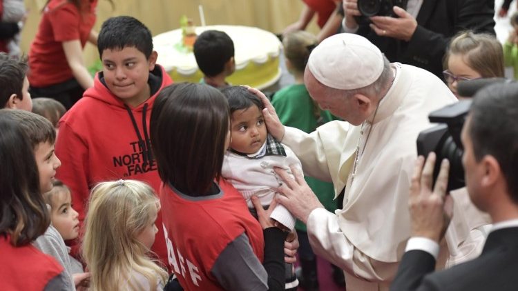 20181217 Pope Francis during audience with children and family from the dispensary of Santa Marta 12