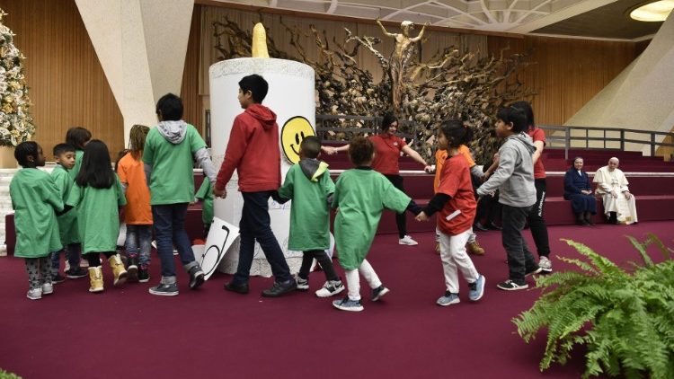 20181217 Pope Francis during audience with children and family from the dispensary of Santa Marta 2