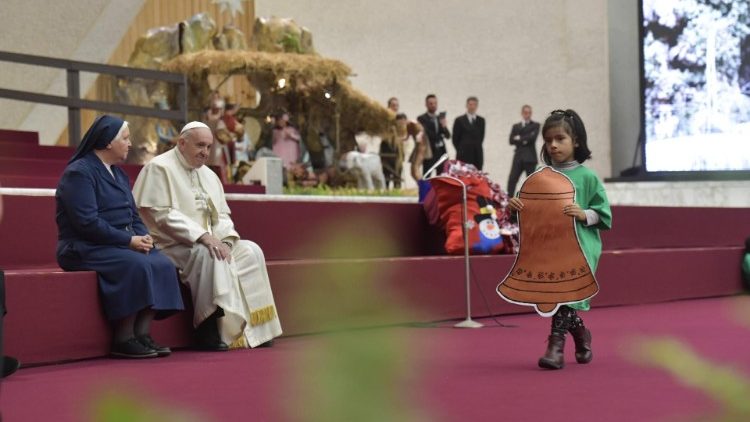 20181217 Pope Francis during audience with children and family from the dispensary of Santa Marta 3