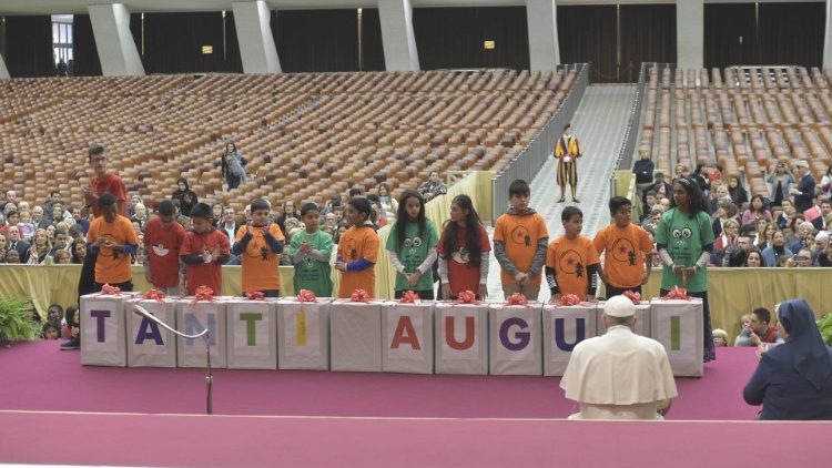 20181217 Pope Francis during audience with children and family from the dispensary of Santa Marta 5