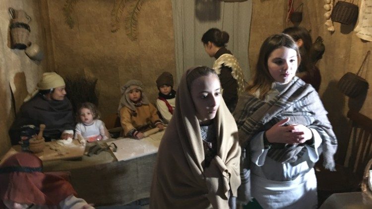 20181218 Some pictures of Christmas cave live 2