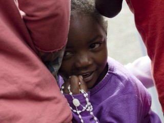 Trẻ em châu Phi luôn được Silvia Costanza Romano trao ban nụ cười