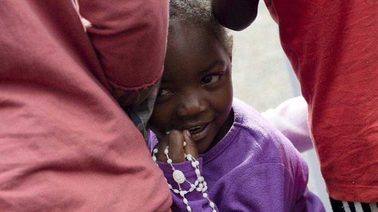 Trẻ em châu Phi luôn được Silvia Costanza Romano trao ban nụ cười 