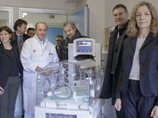 Lồng kính được trao cho Bệnh viện nhi đồng Bambino Gesù