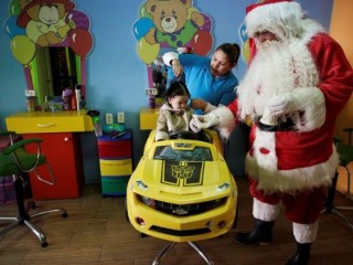 Một "ông già Noel" phát kẹo cho trẻ em