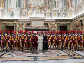 Đội Vệ binh Thụy sĩ chúc mừng Giáng Sinh