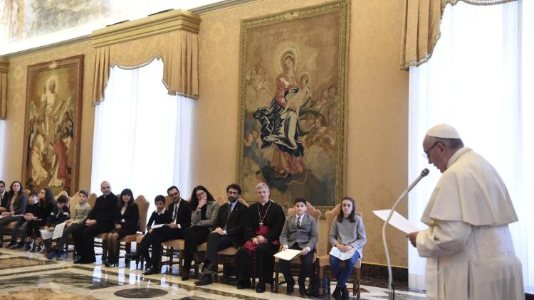 Đức Thánh Cha tiếp 65 em thuộc Công giáo Tiến hành. (Vatican Media )
