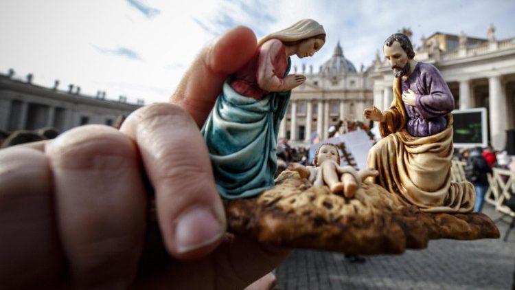 20181230 A member of the faithful holds a statuette of the Holy Family at Pope Francis