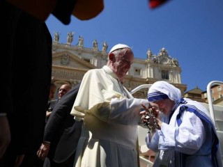 Pope_Francis_meets_a_Missionary_of_Charity_at_the_canonization_Mass_of_Mother_Teresa_Sept_4_2016_Credit_Daniel_Ibanez_CNA