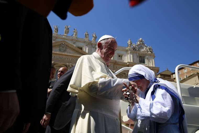 Pope_Francis_meets_a_Missionary_of_Charity_at_the_canonization_Mass_of_Mother_Teresa_Sept_4_2016_Credit_Daniel_Ibanez_CNA