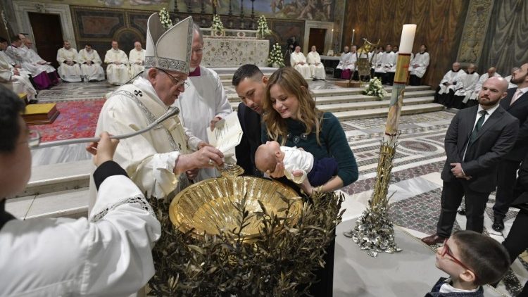 2019 01 13 Pope Francis baptizes a newborn baby at Mass (1)