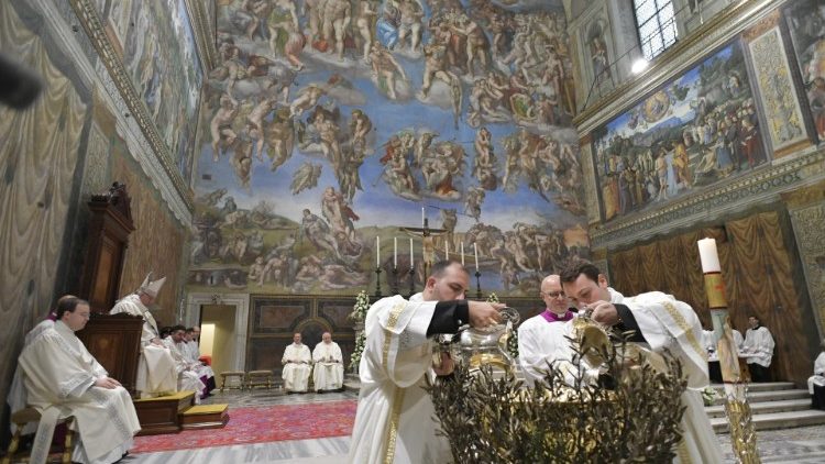 2019 01 13 Pope Francis baptizes a newborn baby at Mass (10)