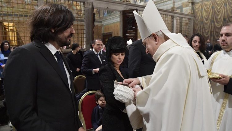 2019 01 13 Pope Francis baptizes a newborn baby at Mass (11)