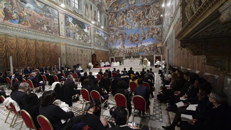 2019 01 13 Pope Francis baptizes a newborn baby at Mass (12)