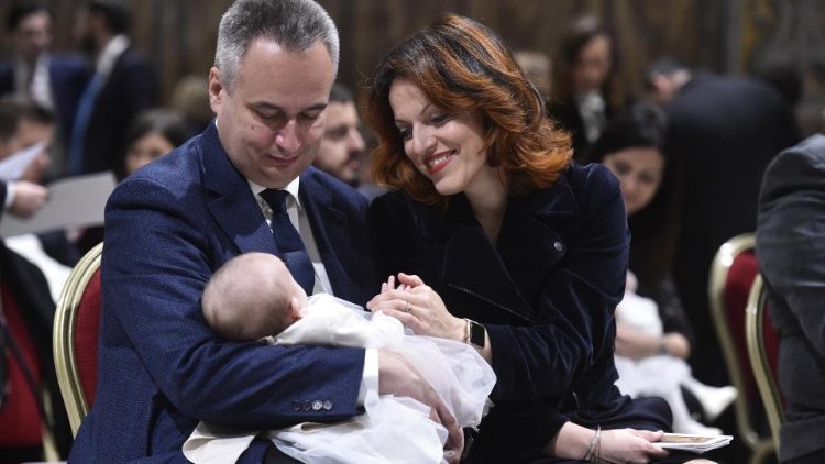 2019 01 13 Pope Francis baptizes a newborn baby at Mass (13)