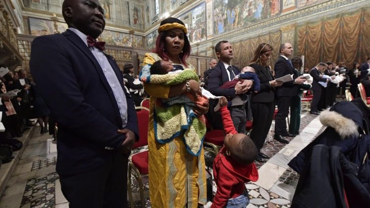2019 01 13 Pope Francis baptizes a newborn baby at Mass (14)