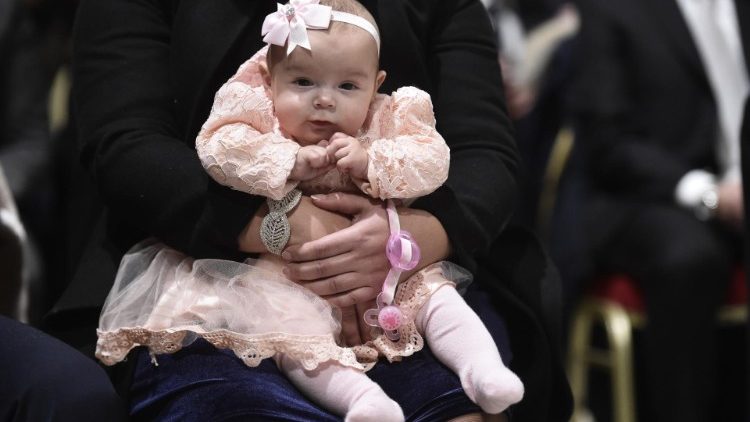 2019 01 13 Pope Francis baptizes a newborn baby at Mass (15)