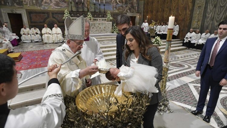 2019 01 13 Pope Francis baptizes a newborn baby at Mass (16)