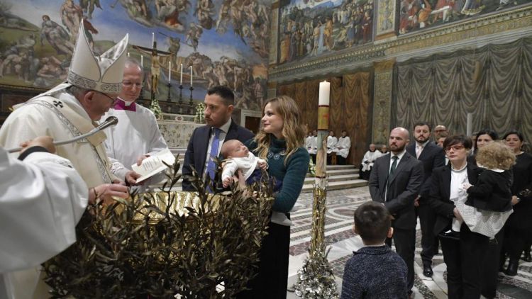 2019 01 13 Pope Francis baptizes a newborn baby at Mass (18)