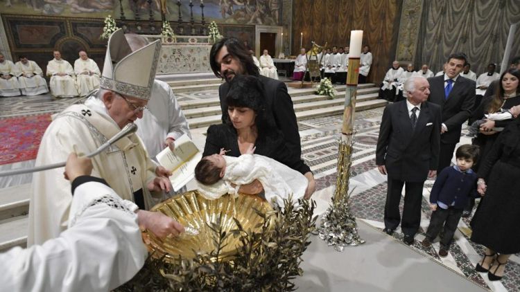 2019 01 13 Pope Francis baptizes a newborn baby at Mass (19)